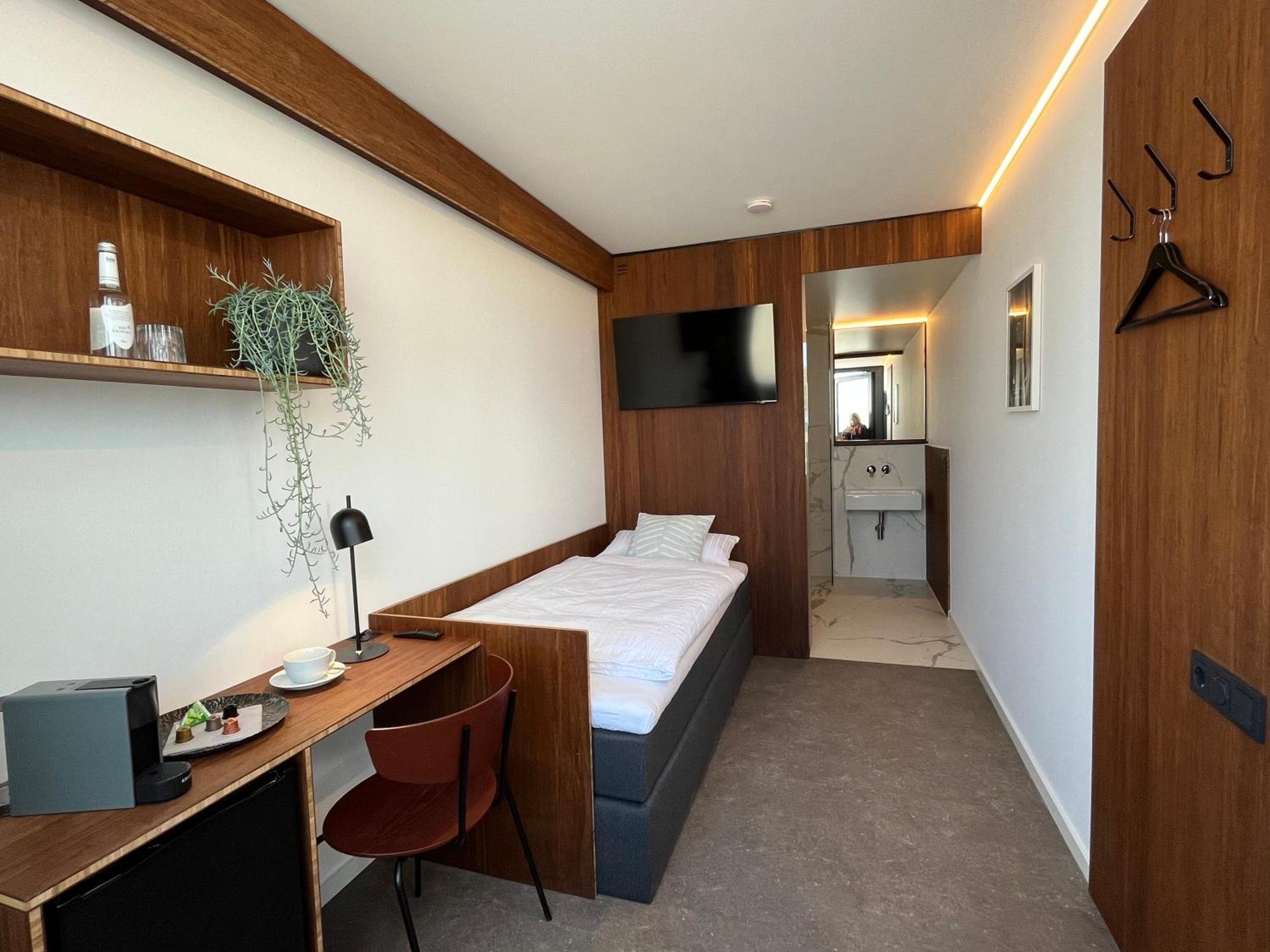 Tin Inn - Hueckelhoven - Das Hotel Aus Hochwertig Ausgebauten Ueberseecontainern ภายนอก รูปภาพ