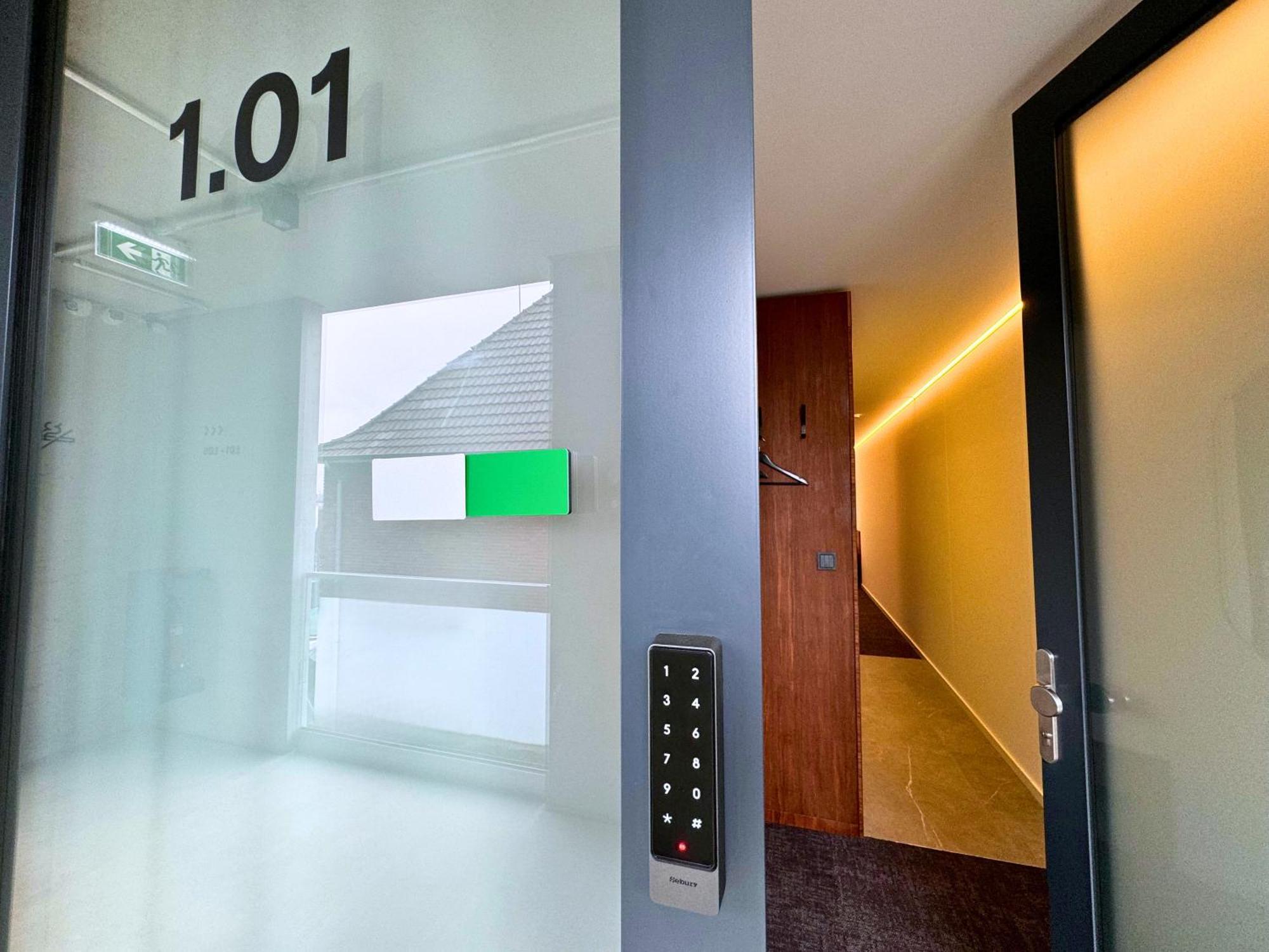 Tin Inn - Hueckelhoven - Das Hotel Aus Hochwertig Ausgebauten Ueberseecontainern ภายนอก รูปภาพ